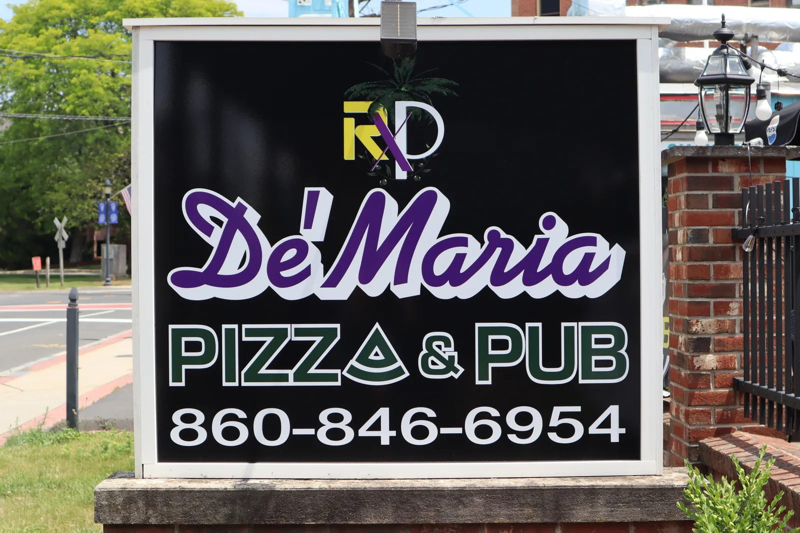 Royal Xperience De'Maria Pizza & Pub roadside sign